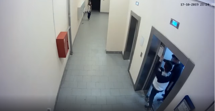 Скриншот из видео, на котором подростки ломают лифт