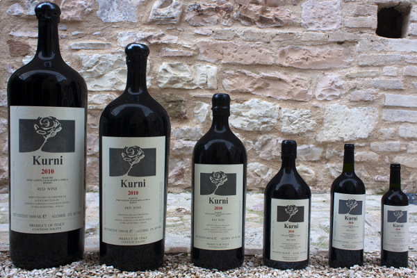 Курят траву. Курни курней. Плюшки курительные. Надпись сигарет винстон. Курни вино красное.