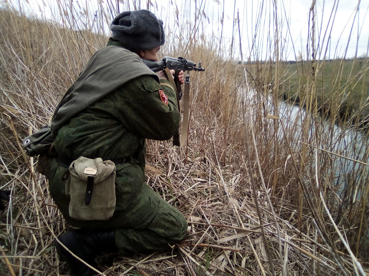 Больше всего нам доставалось в полях. Там и побегать и попрыгать можно. А формально у нас занятия.