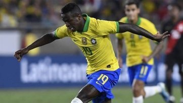 Преемственность в футболе также важна, как и в остальных сферах человеческой деятельности. Когда на смену постаревшим мастерам приходит амбициозная молодая поросль, оказывающаяся способной добиваться высоких результатов – это настоящее счастье для миллионов болельщиков той или иной национальной сборной. Хуже, когда звездное поколение прежних кумиров некому сменить, из-за чего являвшаяся крепкой команда вдруг начинает сыпаться и валиться по всем фронтам.
