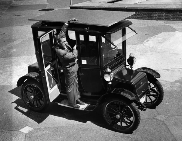Электрический автомобиль .1912г. Только спустя 47 лет, к машине адаптируют солнечную батарею.