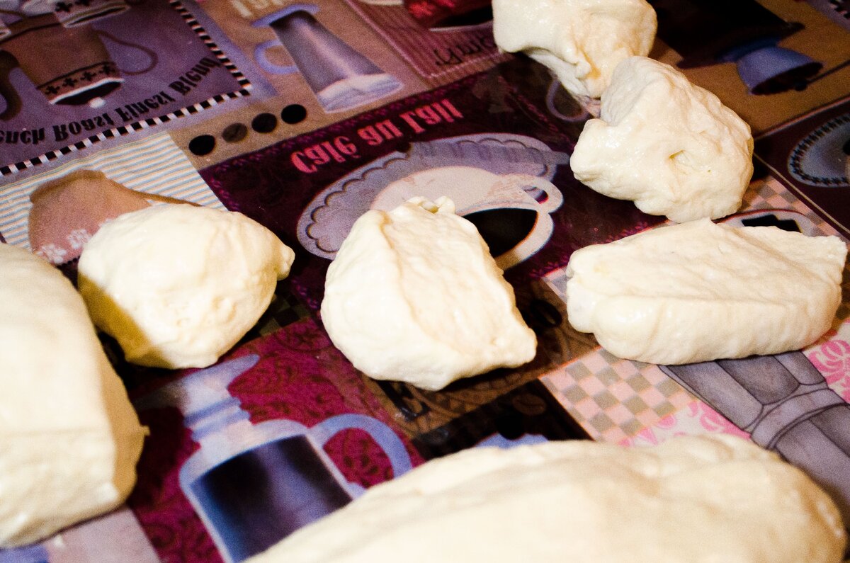 Разделываем тесто на кусочки