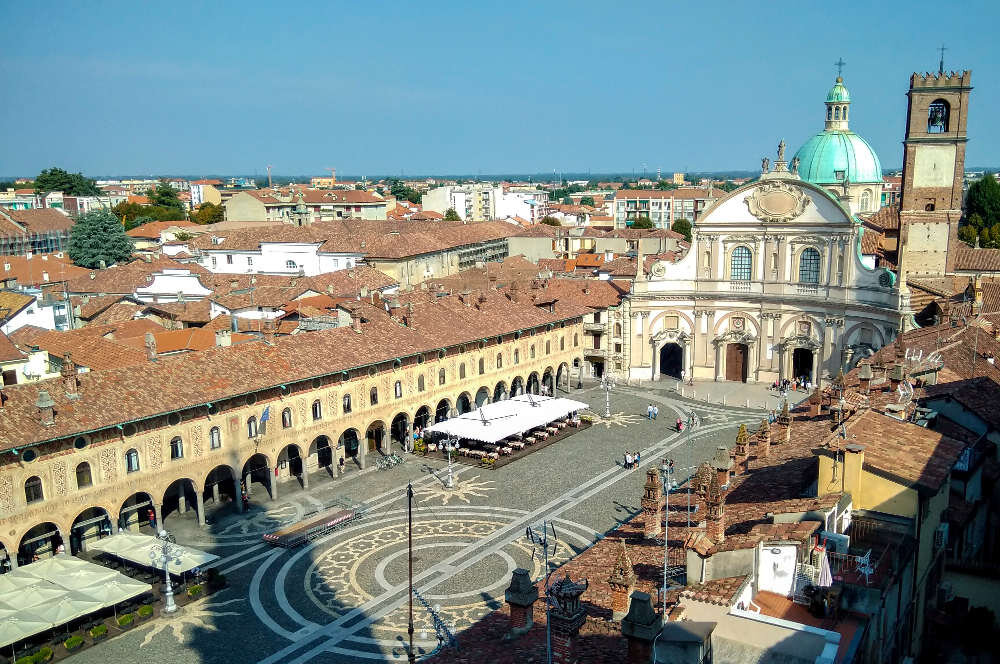 Пьяцца Дукале и собор Святого Амвросия