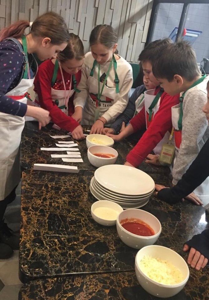 Представители поколения Z ваяют пиццу