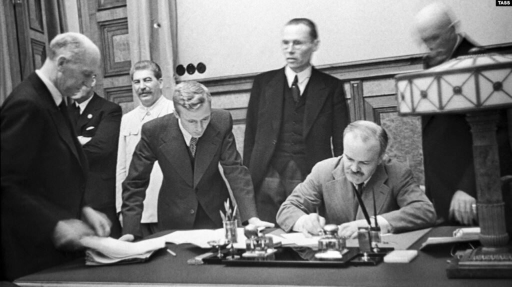 Подписание пакта министром иностранных дел СССР Вячеславом Молотовым ( источник-интернет)