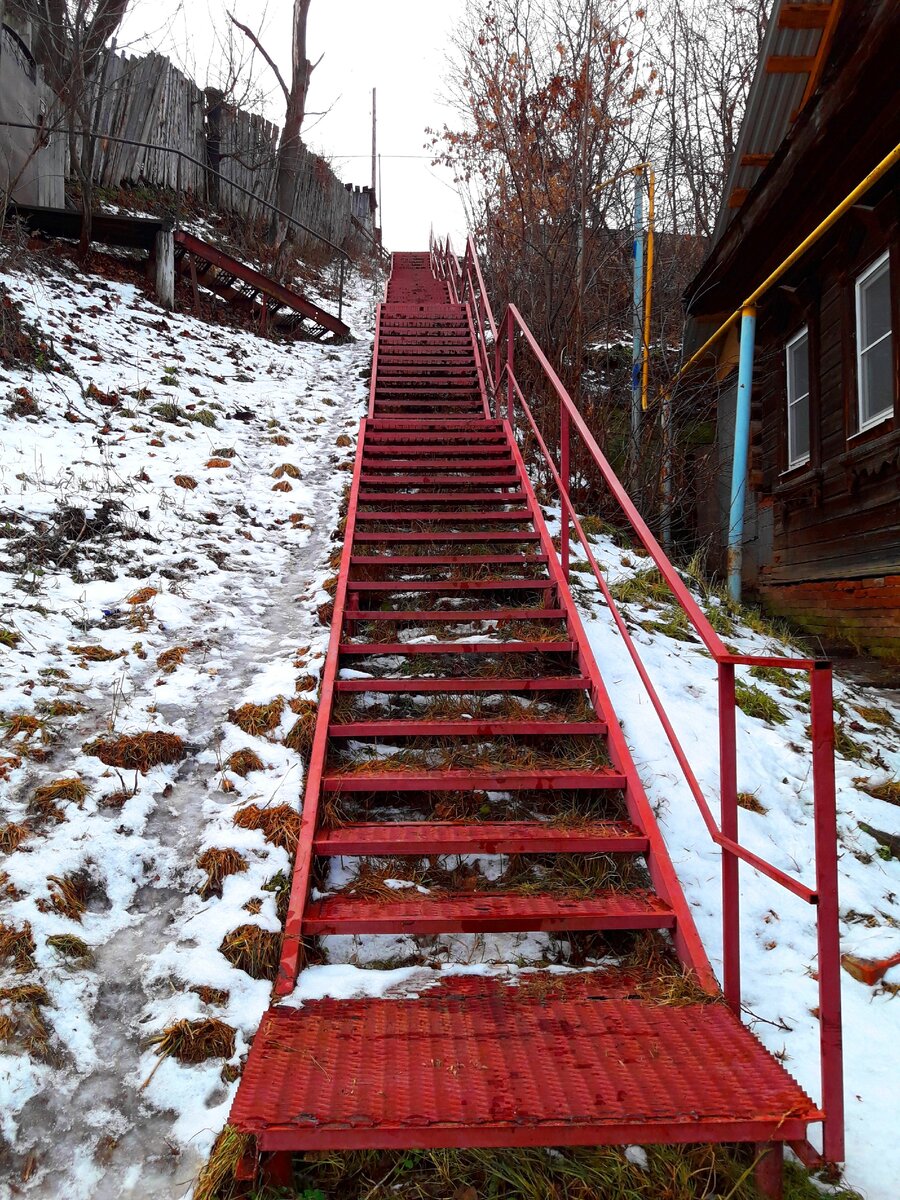 Крыльцо дырявое, туалет на улице упал на бок, в таком доме никто не захотел  бы жить, но похоже люди еще живут | Под зонтиком | Дзен