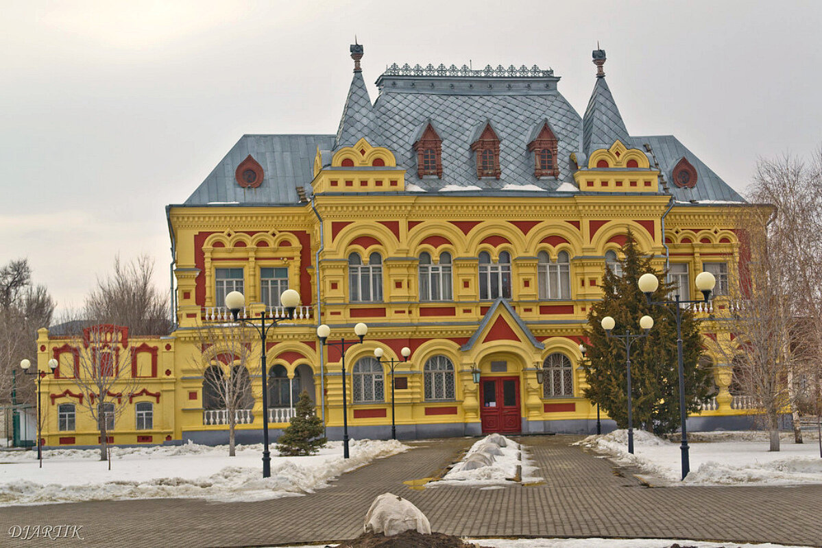 В нашей стране сохранилось много зданий, которые считают культурным наследием России.-1-2