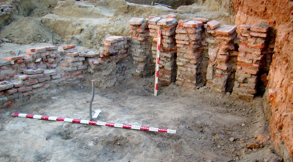 ~ В качестве примера добротности строительных технологий прошлого можно привести недавние раскопки на месте столицы Золотой Орды IX-XIII века. Весьма недурной "сохран", учитывая примитивность производства... ~ Фото из свободных источников