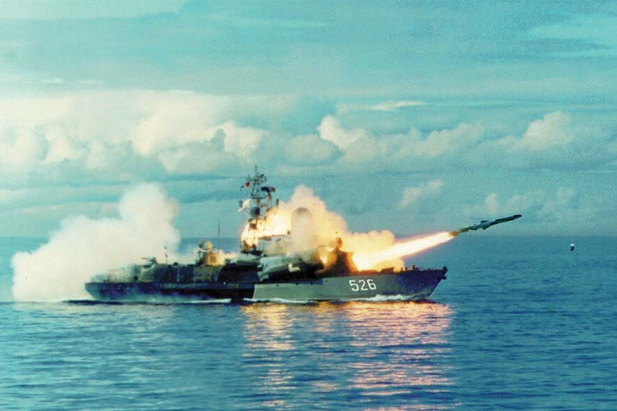 Пуск противокорабельной ракеты «Оникс» с малого ракетного корабля «Накат»