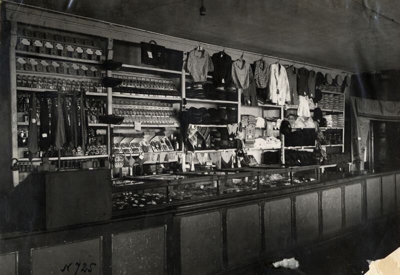 Интерьер магазина № 7 Муромского Торга
Неизвестный автор, 1920-е, Владимирская губ., г. Муром, Муромский историко-художественный музей.