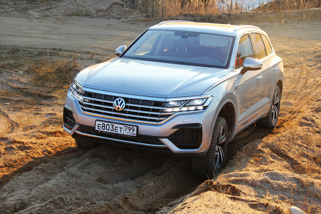 Хромированная решетка радиатора делает Туарег приятным для глаз не только китайских потребителей. Он нравится многим европейцам.