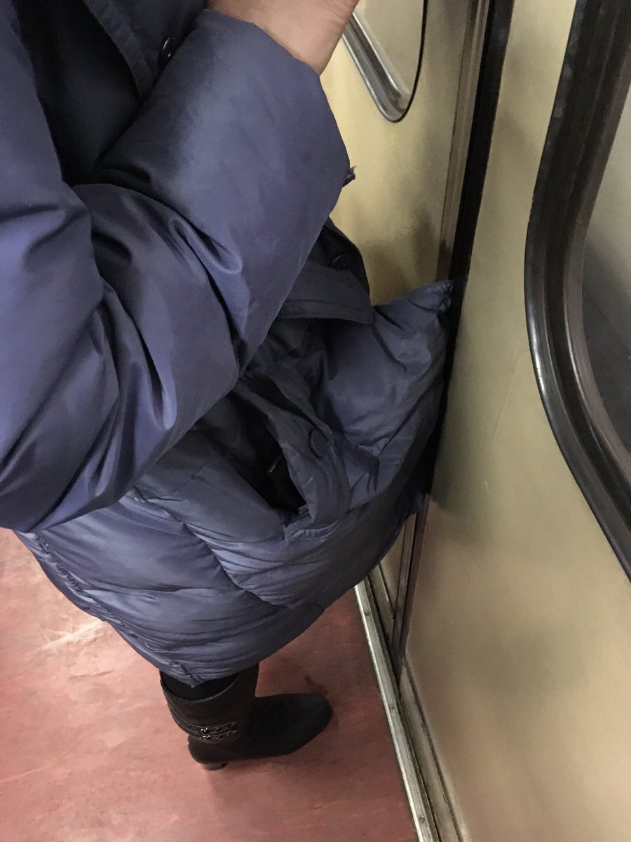 И пальто могут ломаться....