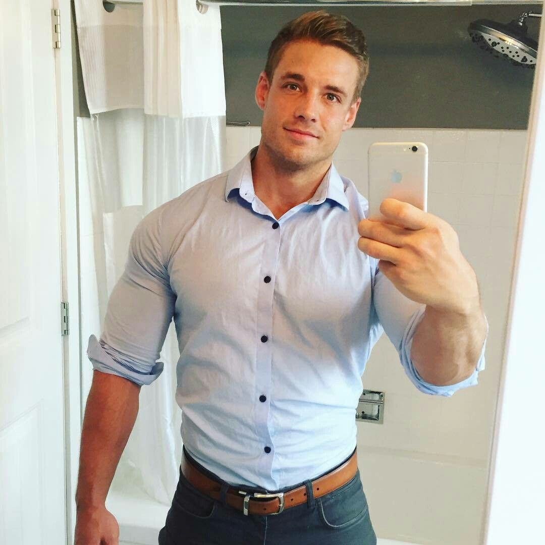 В первую очередь, здесь заметна проработанная трапеция и шея. А так же V-образная фигура мужчины.