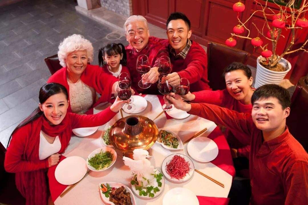 Китайская семья за круглым столом в Новый год. Ресурс: Baidu