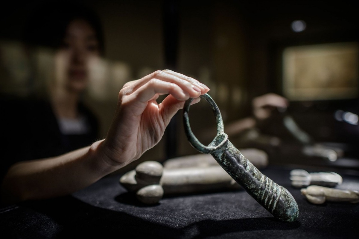 Археологи неоднократно находили фаллоимитаторы из кости животного или горной породы...