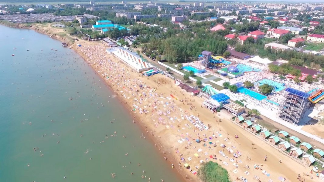 г. Яровое и озеро Большое Яровое вид сверху. Пляж.