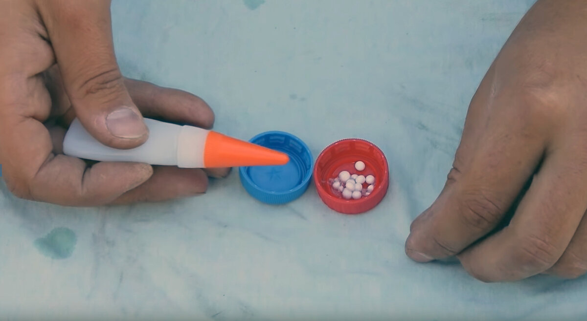 Добавляем пенопласт и склеиваем пробки