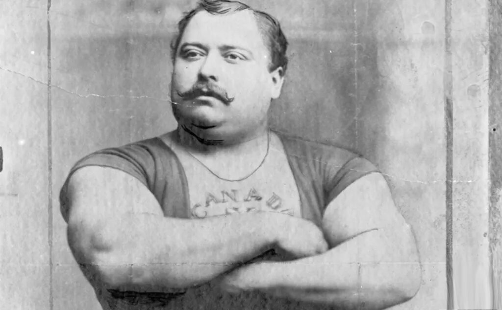 Луи Сир еще при жизни удостоился громкого прозвища современный Самсон. Его имя золотыми буквами вписано в историю мировой тяжелой атлетики, а на своей родине он по сей день считается национальным героем и бессмертным символом. Статуэтка с изображением этого могучего атлета ежегодно вручается победителю турнира «Арнольд Классик». Наш рассказ о жизненном пути и удивительных рекордах этого феноменального человека.