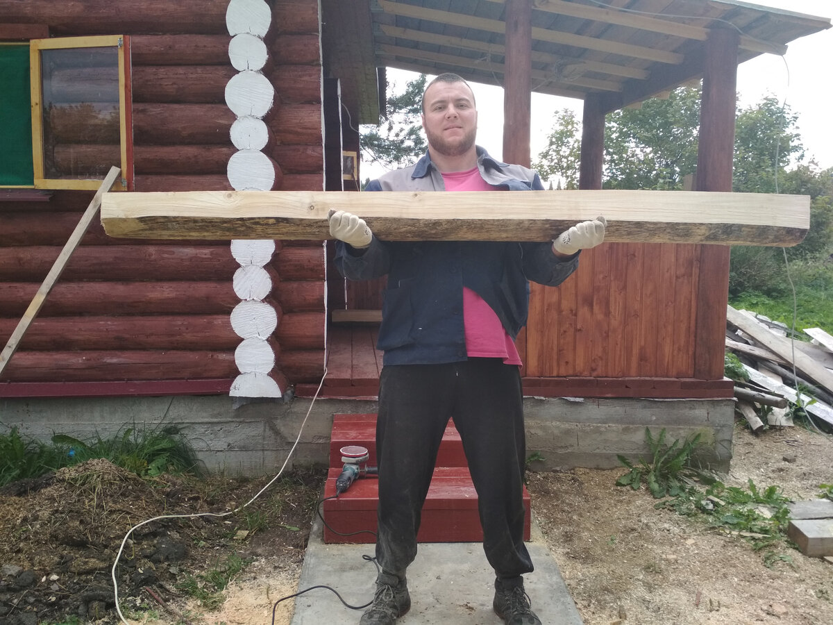 Фото: срезанная внутренняя кромка бревна выровнена рубанком.