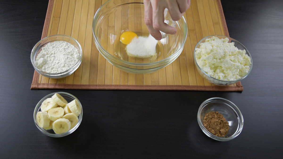 Шаг 2. Высыпаем сахар.