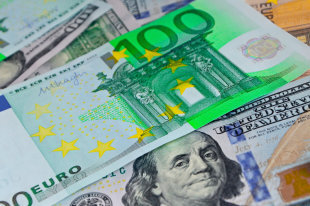 Официальный курс доллара вырос на 4,5 рубля, евро - на 6 рублей