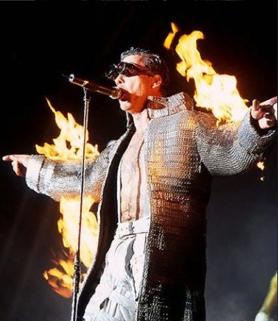 Вокалист группы Тилль Линдеманн во время исполнения песни "Rammstein"