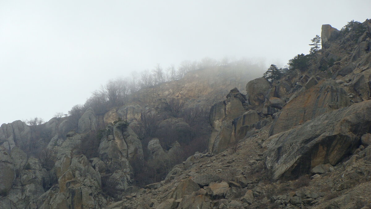 Туман. Там часто бывают туманы. Не зря и она и крепость рядом с горой в древности называлась Фуна - Дымная