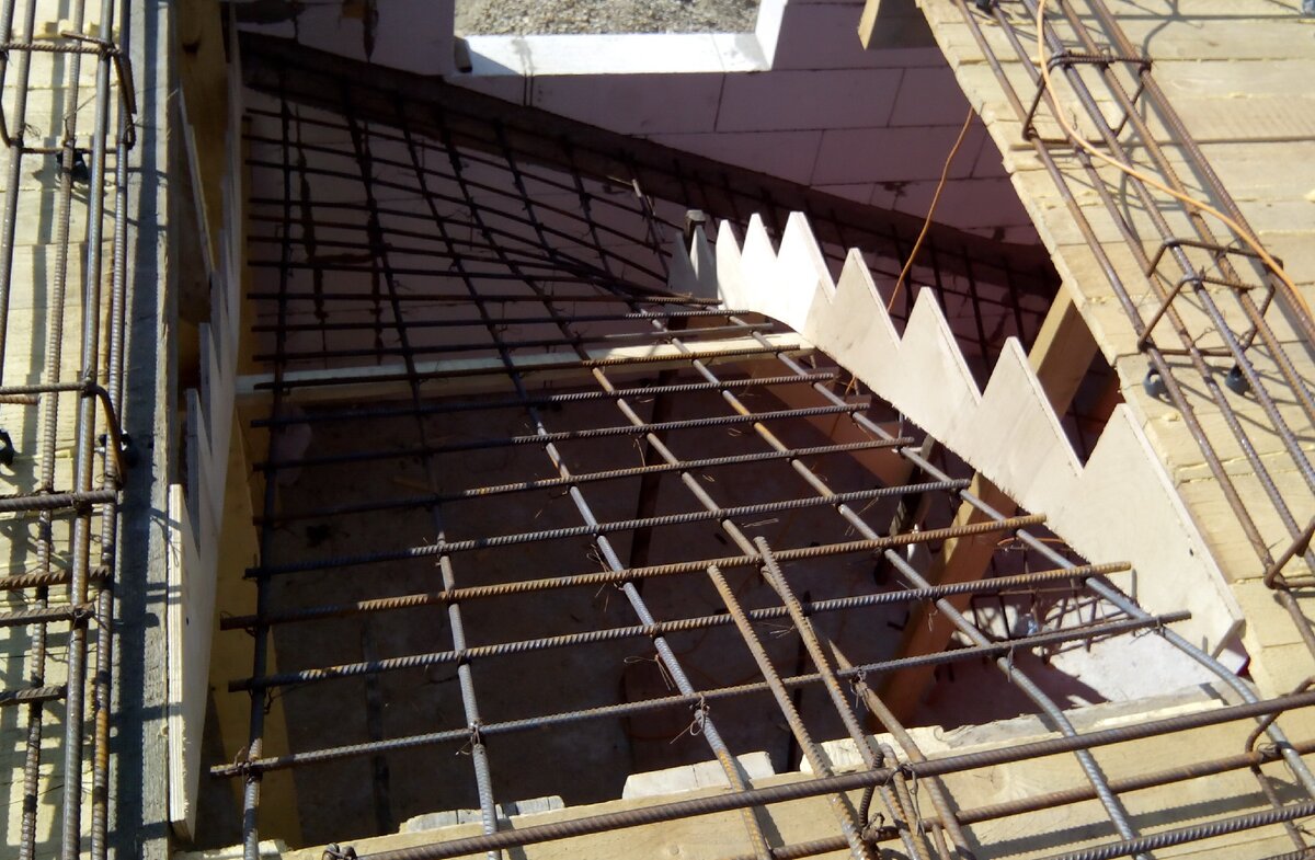 Опалубка и каркас лестницы