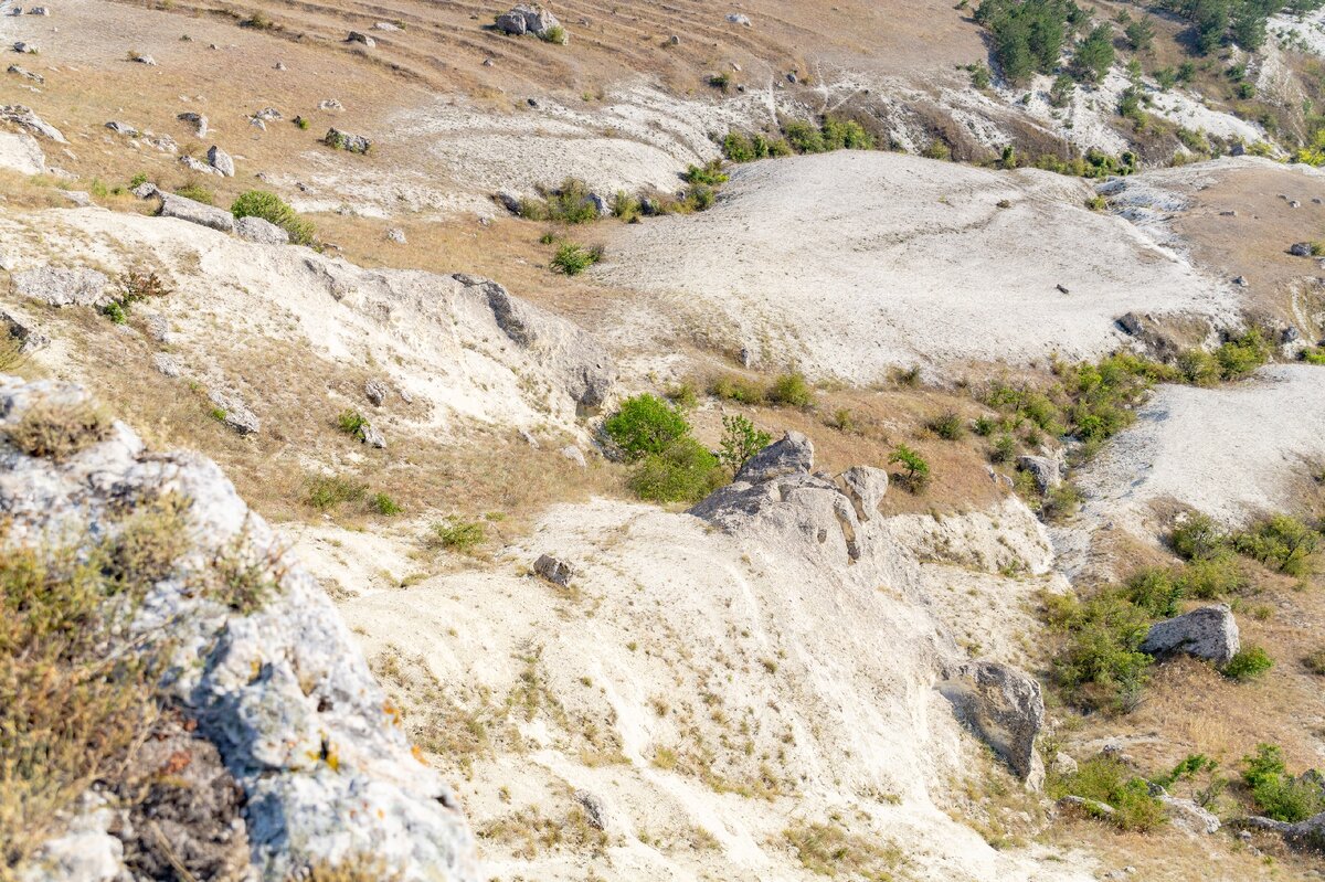 2. Скальные отроги плато и чуть ниже каменные осыпи и овражки.