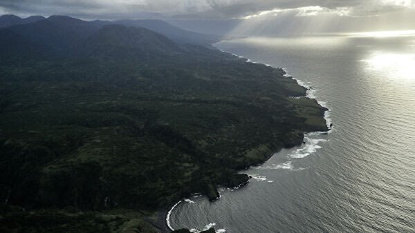 Тревога цунами объявлена по Северо-Курильскому району после землетрясения магнитудой 7,3, сообщила РИА Новости начальник сейсмостанции Южно-Сахалинск Елена Семенова.
Землетрясение произошло в 500 километрах от Петропавловска-Камчатского. В четырех районах Камчатки жители ощутили подземные толчки силой до пяти баллов. Эпицентр землетрясения находился в 228 километрах восточнее острова Онекотан.