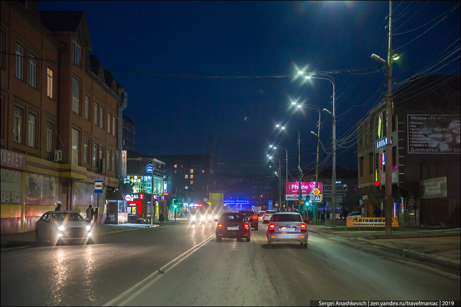 Приехали поздно вечером в Махачкалу: город выглядел жутковато. Днём картинка гораздо приятнее