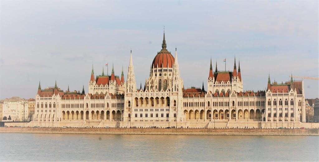 Здание венгерского Парламента, Будапешт, Венгрия, февраль 2017 г. 