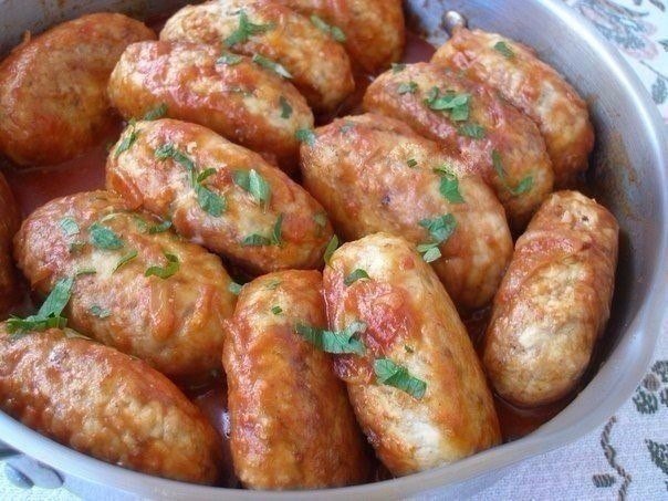 Ингредиенты: 
Мясо — 500 г
Гречневая крупа — 150 г
Яйца — 2 шт.
Лук — 2 шт.
Томатный соус — 200 г
Соль — по вкусу
Перец — по вкусу
Мука — для панировки
Растительное масло — для обжаривания

Приготовление:

1. Гречневую крупу перебрать, вымыть. Всыпать в кипящую подсоленную воду и отварить до готовности. Остудить.
2. Мясо пропустить через мясорубку с одной луковицей.
3. Добавить в фарш яйца, соль и перец по вкусу, тщательно вымесить.
4. Соединить мясной фарш с гречкой, снова хорошо перемешать.
5. Из фарша сформовать котлеты, запанировать их в муке и обжарить полученные гречаники на растительном масле с двух сторон до золотистой корочки.
6. Вторую луковицу нарезать полукольцами и обжарить на растительном масле до золотистого цвета.
7. Влить томатный соус и прогреть. Домашний томатный соус можно заменить покупным томатным соусом или томатной пастой, разведенной с водой в соотношении 1:1.
8. В сковороду с соусом выложить гречаники, накрыть крышкой и довести до готовности на небольшом огне в течение 20–25 минут. Готово!

Приятного аппетита!