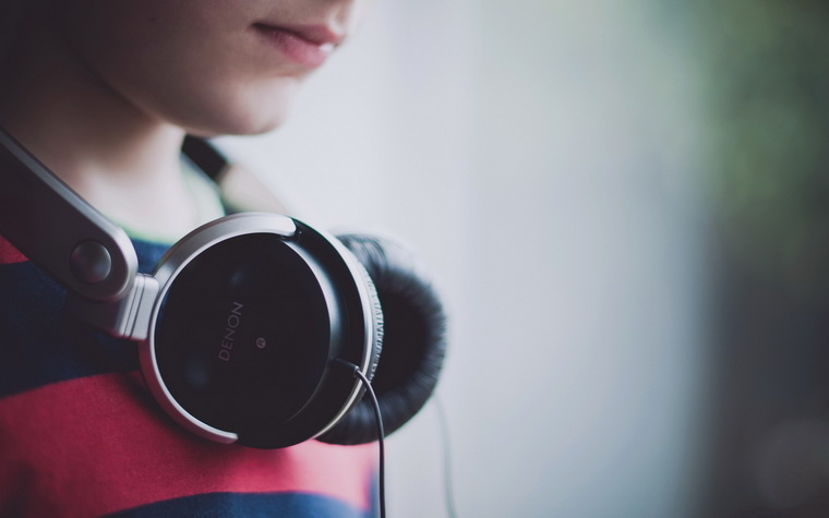 
Популярные ресурсы гласят, что человек слышит звуки с 10-15 дБ. Для шепота уровень громкости составляет около 20дБ, нормального разговора — около 30 дБ, а уровень крика равняется примерно 60 дБ. Предел безвредного уровня шума для слуха составляет примерно 80 дБ. Согласно большинству справочных таблиц, это уровень шума в метро.