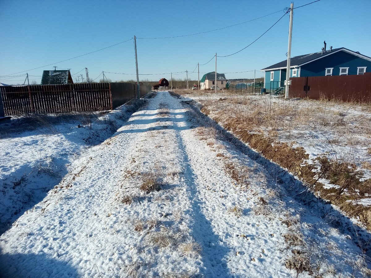 На улице все снегом припорошено
