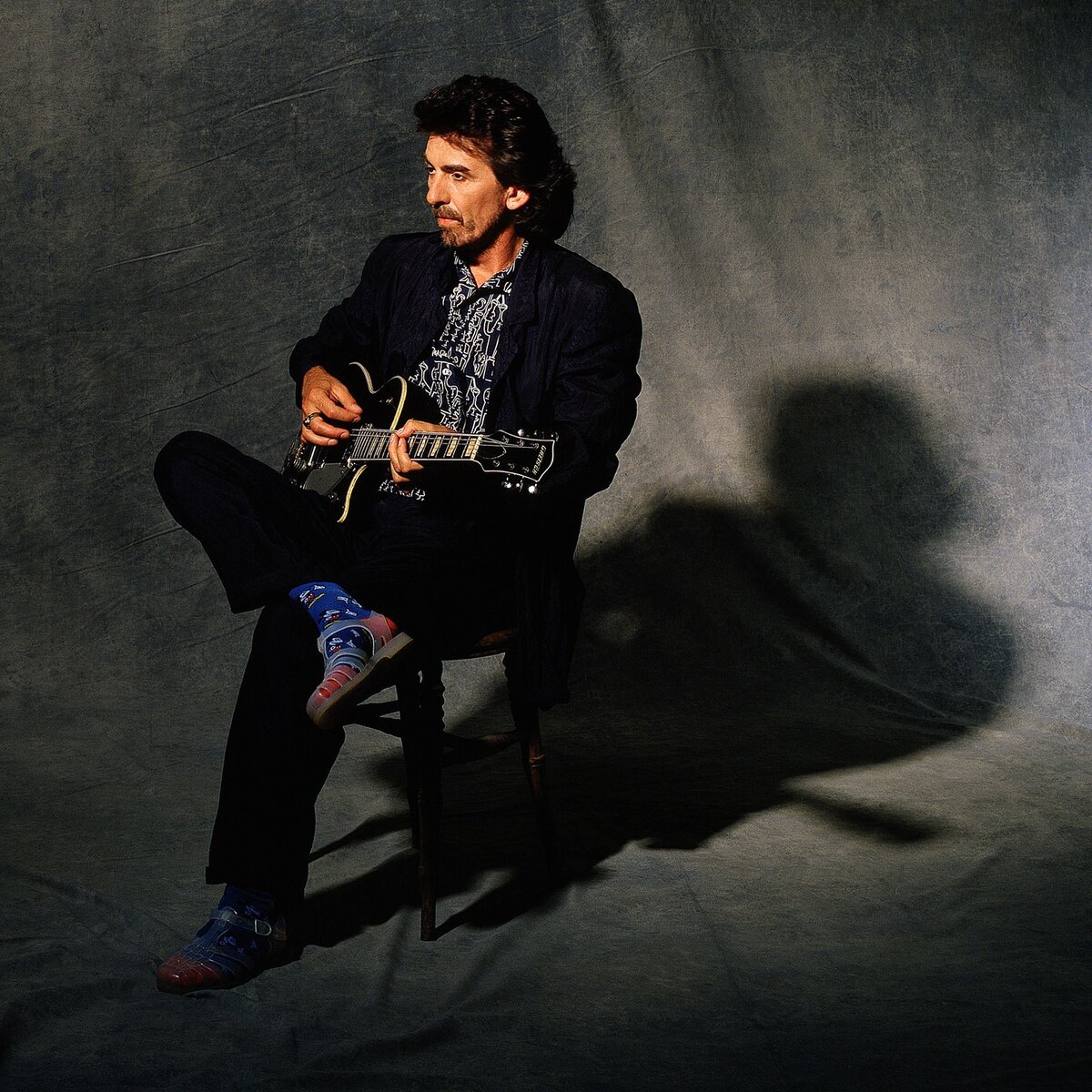 Ago george. George harrison 1994. Ago george. George harrison with bass. Джордж харрисон битлз.