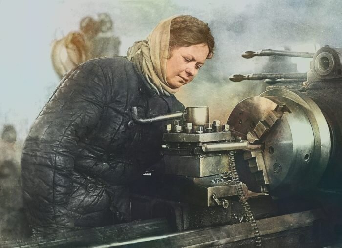 Фото: waralbum.ru - Покрашено мной. Токарь Барнаульского котельного завода В. Косырева за работой