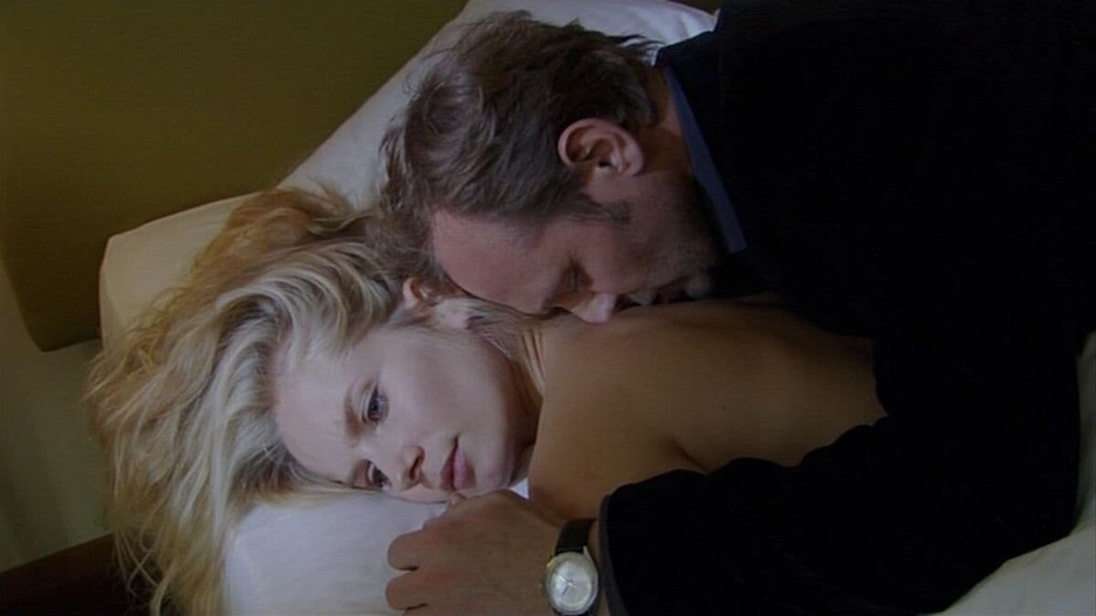 Одиночество в сети. А если иначе?

"Одиночество в сети" - первое произведение поляка Януша Вишневского.
Получившее довольно широкую известность, хоть и неоднозначное.
Роман экранизирован.

За давностью срока прочтения романа, многое стерлось из памяти.
Не так давно, прогуливаясь на даче, я пытался вспомнить важное - с чего же началась та история.
Но память не дала мне ответа.
Тогда краткий конспект помнящегося.

Он, Она. Одиночество. Сеть. Он одинок.
Она - замужем. Муж тиран.
Они долго и глубоко общаются в сети, обо всем.
Они встречаются в прекраснейшем городе. В Париже. Само собой происходит близость, она не могла не произойти.
А вот дальше... они разъезжаются. Каждый в свое одиночество.
Она узнает, что беременна.
В книге указано, это помнится, что незадолго до встречи героев муж воспользовался героиней, без ее желания.
Но чей же ребенок?..
Она решает порвать с героем.
Он - не выдерживает отчаяния одиночества.
Станция, рельсы, поезд.
И всё.....

А если иначе?...

Ненавижу слово "если". Манипуляционное оно.

Впрочем, давай я кратко тебе расскажу, а ты решай, могло такое быть, или нет.

Они довольно глубоко общаются. Он в курсе её проблем. И он - мужчина.
Который, пусть даже от своего одиночества, безмерно любит её.

И узнав, что случилось, и почему же она решила прекратить их общение, он, оставив на время работу, прилетает в её город.

Она мечется. Она не знает, какое из решений ей принять.
Уйти от мужа, отношения с которым не приносят ей ничего, и сделать шаг в неизвестность, да еще и с ребенком на руках.
Или остаться. На правах полурабыни, не имеющей права на свое мнение и свои решения. По сути - вещи. Которую могут выкинуть в любой момент.

Шаг первый.

Он, хоть и не сразу, но все таки выводит ее на контакт, а потом и на встречу.
Он понимает ее метания. Он предельно тактичен и нежен, ласков и предупредителен.

Разговор длиться несколько часов, и несмотря на все ее слова про то, что она его не любит, что с ней жить никто не сможет, что ребенку нужен отец - ему удается ее убедить.

Да, ничего не значащего слова "любовь" в его речи не звучит в принципе. Но она и помнит его к ней отношение, и видит что это отношение не изменилось в худшую сторону.
А отец для ребенка - это тот, кто воспитал.
В этом меня никто не переубедит.

Шаг второй.

Они уезжают. Вместе. Тайно.

В его город, где у него никого и ничего, однако, они не едут.
Они возвращаются в тот город, где впервые были счастливы вместе. В Париж.

Да, времена непростые.
Но кое-какой, скопленный капитал, помогает ему снять жилье.

Рождается ребенок. Которого, по взаимному согласию, называют Виктором.

Она расцветает. От его отношения. От того, что можно всё. Жить - и ничего не бояться. Ни за что не переживать.

Шаг третий.

Почти ни за что не переживать. С работой непросто. Он подрабатывает переводами, пишет статьи для нескольких журналов. Она, в те немногие свободные часы, что выдаются - рисует.
И картины ее пользуются всё большим и большим спросом.

Ах да. О времени. Они много времени, как и раньше, в сети, проводят вместе. Разговаривают. Их отношения полны тепла и нежности друг к другу, и к сыну. Их сыну. И все решения, касающие их семьи, они принимают вместе.

Эпилог.

Через пару лет он становится известным в Париже журналистом, она - преуспевающей хозяйкой собственной картинной галереи, о которой знают далеко за пределами Франции.
Яркой, и прекрасной.

Её внимания пытаются добиться лорды.
Но сердце художницы уже навсегда принадлежит ему.
Скромному, но надежному журналисту, который, однажды, полюбив, не отступился от нее.

И жили они долго, и счастливо.
Вот такая история.