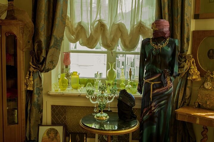 Коллекция "урановой" посуды Людмилы Гурченко. Фото: личный архив мужа актрисы Сергея Сенина