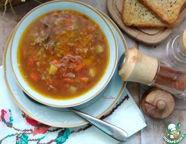 Все запаслись гречкой и консервами? Я запаслась! Кильку в томате тоже купила. Не потому, что дёшево, а потому, что очень люблю с детства суп из неё и в моём холодильнике она всегда присутствует. Супы делаю просто картофельные, как бабуля варила, делаю с рисом, а вот сегодня я приготовила килечный суп с гречневой крупой. Насыщенный вкус, ароматный, густой и душевный он порадовал меня в обед! Вам всего потребуется на готовку 30 минут и думаю, что результат порадует, ну если, вы, конечно положительно относитесь к кильке в томате?! Ностальгия по детству...