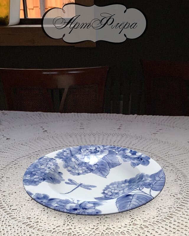 Примерка посуды в интерьере через приложение Арт Флера. На столе виртуальная тарелка со стрекозой из сине-белой коллекции.