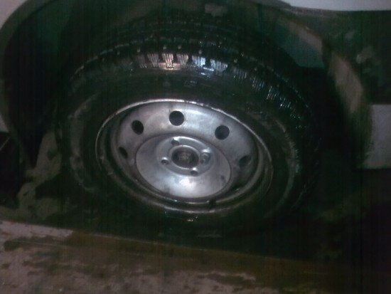 
 Для начала хочется отметить, что замена ремня ГРМ на Рено Логан по регламенту необходимо производить каждые 60000км пробега.
 Ну а теперь, что касается самой замене ремня ГРМ.
 
 Ослабляем гайки переднего правого колеса, домкратим автомобиль, обязательно ставим упоры (для безопасности).