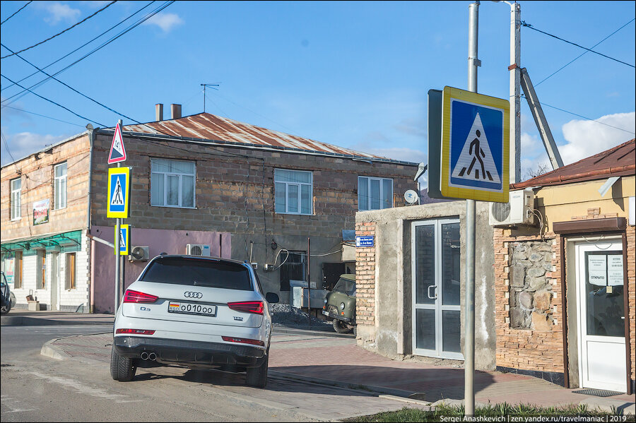 Приехал в Цхинвал и захотелось сразу же развернуться, и уехать. Это самая убогая столица, где я бывал