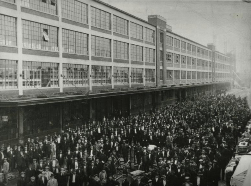 Желающие устроиться на завод Форда, январь 1914г.