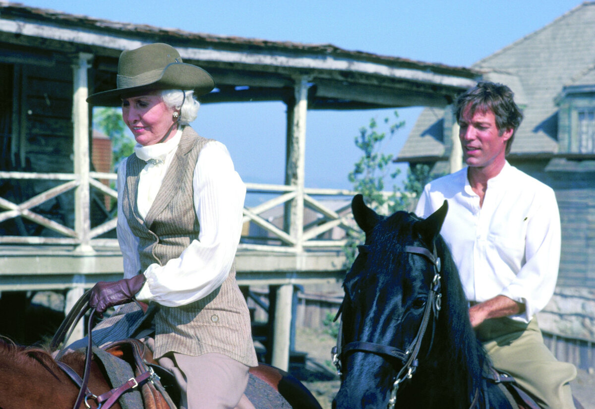 Миллионерша и священник на конной прогулке. Оба - в мыслях о будущем.