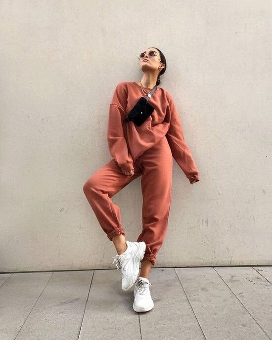 Данный вариант довольно простенький, и был бы совсем скучным если бы не сумка, контрастные кроссовки и аксессуары (очки и цепи).  Собрать такой образ не составит особого труда.