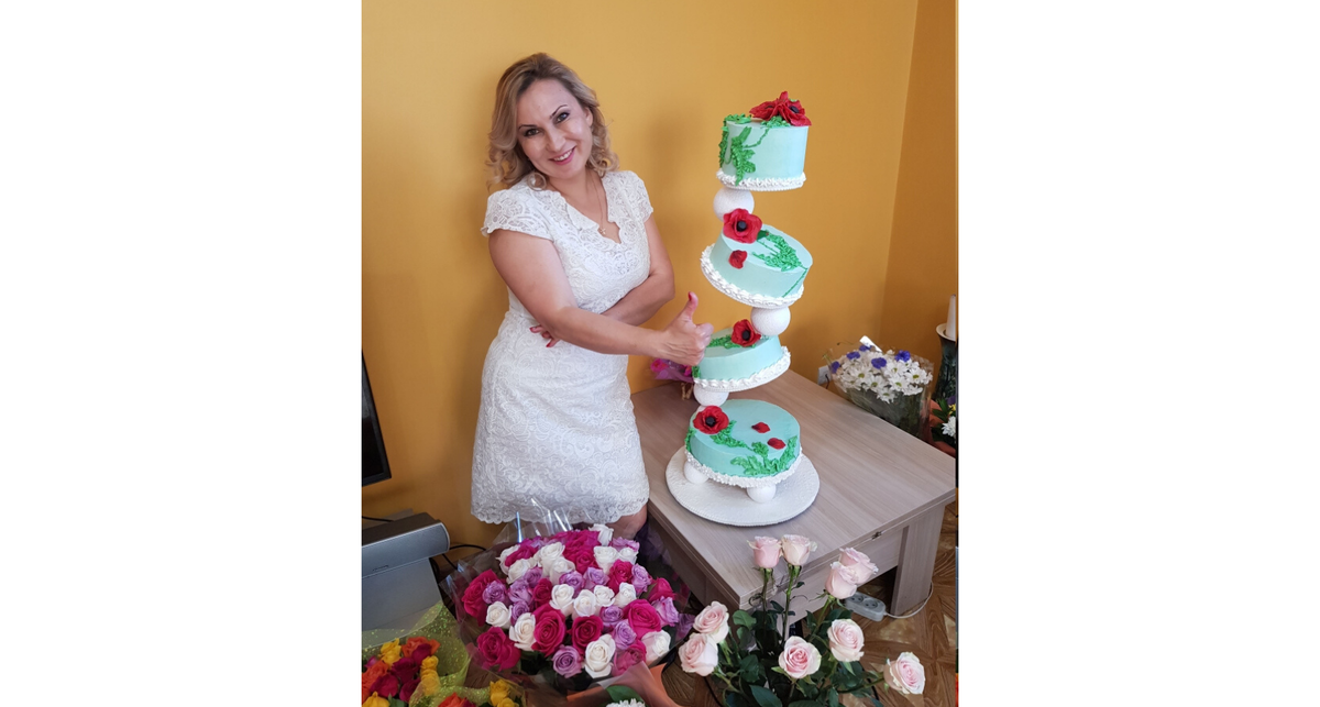  «Падающий» торт на свой день рождения.