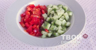 2) Перец и огурец порезать небольшим кубиком.