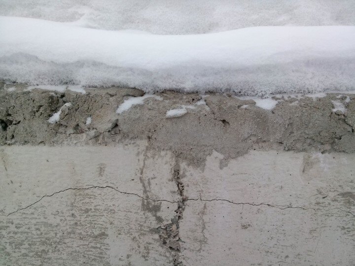 усадочные трещины в бетоне. усадочные трещины в фундаменте. усадочные трещины в стенах. коррозия арматуры в железобетонных конструкциях. бетонная поверхность.