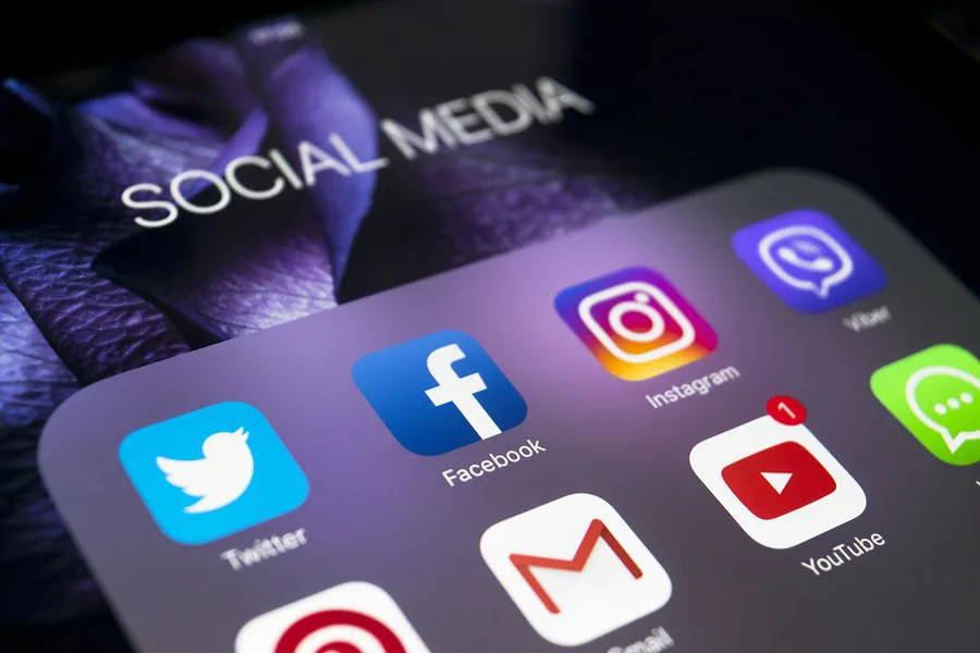 Приложения для соц сетей. Социальные приложения в телефоне. Social Media. Значки соц сетей. Социальные сети на экране телефона